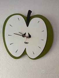Orologio design Arti e Mestieri forma mela