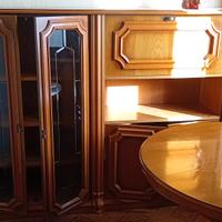 Sala da pranzo classica tavolo rotondo e sedie