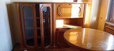 Sala da pranzo classica tavolo rotondo e sedie