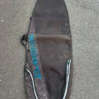 Sacca surfboard 5’7 Dakine