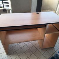 Scrivania in legno, piano scorrevole e foro cavi