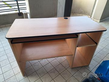 Scrivania in legno, piano scorrevole e foro cavi