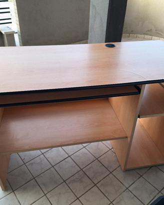 Scrivania in legno, piano scorrevole e foro cavi