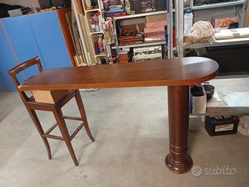 Penisola in legno massiccio.