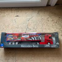 Camion giocattolo Mercedes