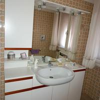 Mobile bagno con specchio, lavabo e miscelatore