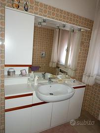 Mobile bagno con specchio, lavabo e miscelatore