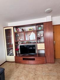 Mobile soggiorno curvo con vetrina e vano TV