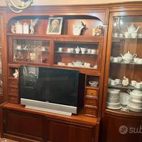 Parete attrezzata classica con vetrine illuminate