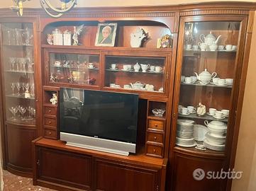 Parete attrezzata classica con vetrine illuminate