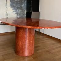 Tavoli in travertino rosso