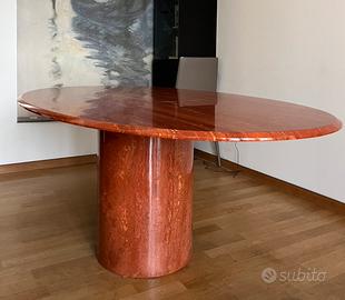 Tavoli in travertino rosso