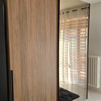 Armadio moderno ed elegante con ante scorrevoli