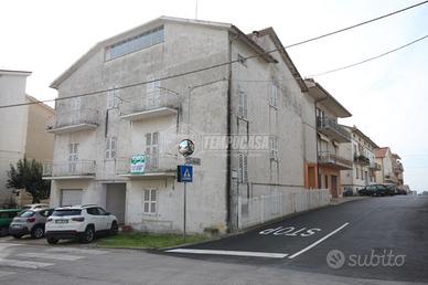 CASA SINGOLA CON TRE APPARTAMENTI, LABORATORIO E G