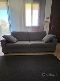 Divano grigio 3 posti e poltrona beige abbinata