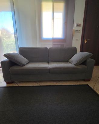 Divano grigio 3 posti e poltrona beige abbinata