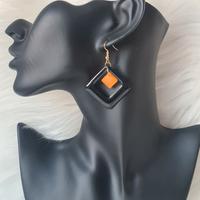 Orecchini romboidali neri e arancio