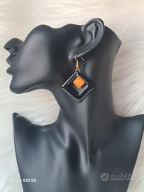 Orecchini romboidali neri e arancio