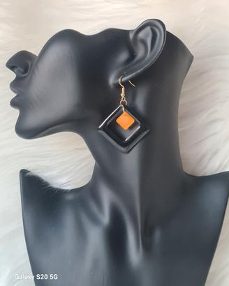Orecchini romboidali neri e arancio