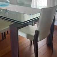 Tavolo di design in vetro con sedie