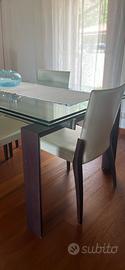 Tavolo da pranzo con sedie