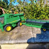 Trattori e attrezzi giocattolo 