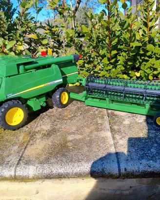 Trattori e attrezzi giocattolo 