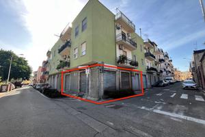 Locale commerciale ampie vetrate