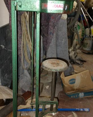 Tappatrice a colonna per bottiglie 