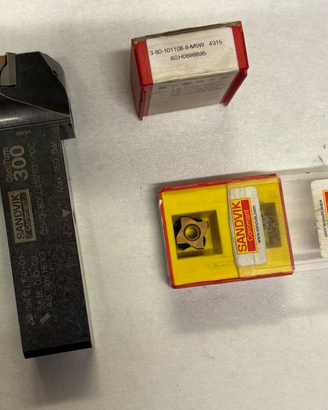 UTENSILE PER TORNITURA ESTERNA CON INSERTI