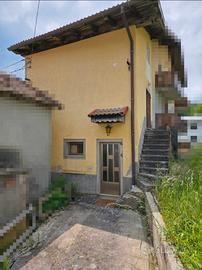 Casa a schiera arredata con giardino