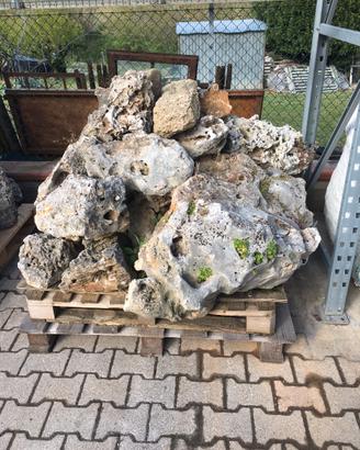 Sassi bucati per decorazione giardini e parchi