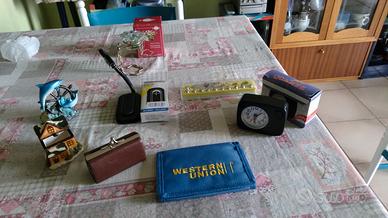 set 8 oggetti laser, sveglia, 2 soprammobili, port