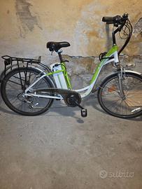 bicicletta con pedalata assistita