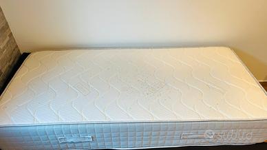 Materasso memory foam singolo marca Mentor;