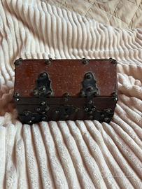 Scrigno Portagioie Vintage in Legno e Borchie