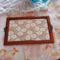 Vassoio arte povera con inserto in pizzo floreale 