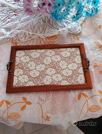 Vassoio arte povera con inserto in pizzo floreale 