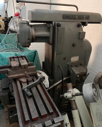 FRESATRICE UNIVERSALE ISO 40