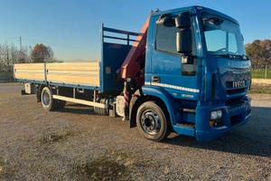 Iveco Eurocargo 120.25 con gru e cassone fisso Eur