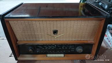 radio antico con giradischi incorporata 