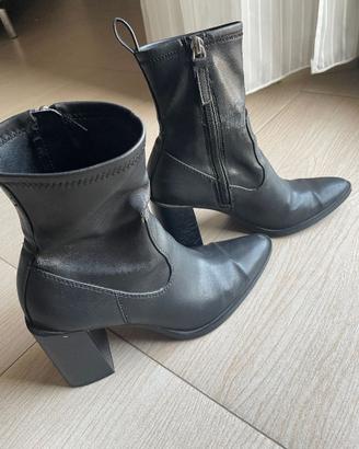 Stivaletti neri in pelle