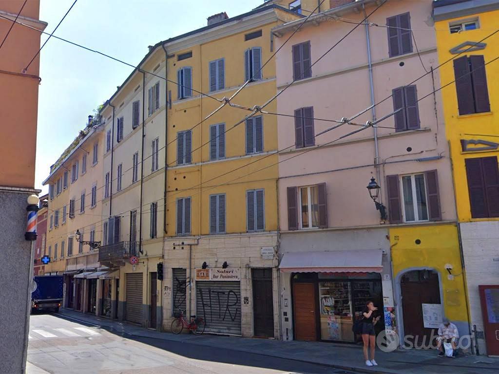 Palazzo / Stabile di 390 m² con più di 5 locali a