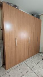 Armadio, comodini e comó in legno chiaro