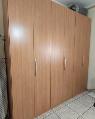 Armadio, comodini e comó in legno chiaro