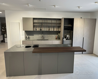 Cucina con isola e piano snack-ELMAR-Modello Cube