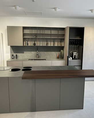 Cucina con isola e piano snack-ELMAR-Modello Cube