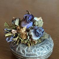 Posacenere con decorazione floreale