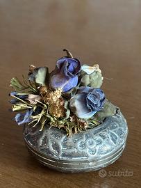 Posacenere con decorazione floreale