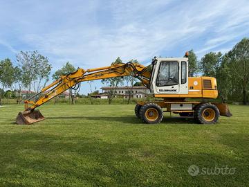 Escavatore gommato liebherr 312